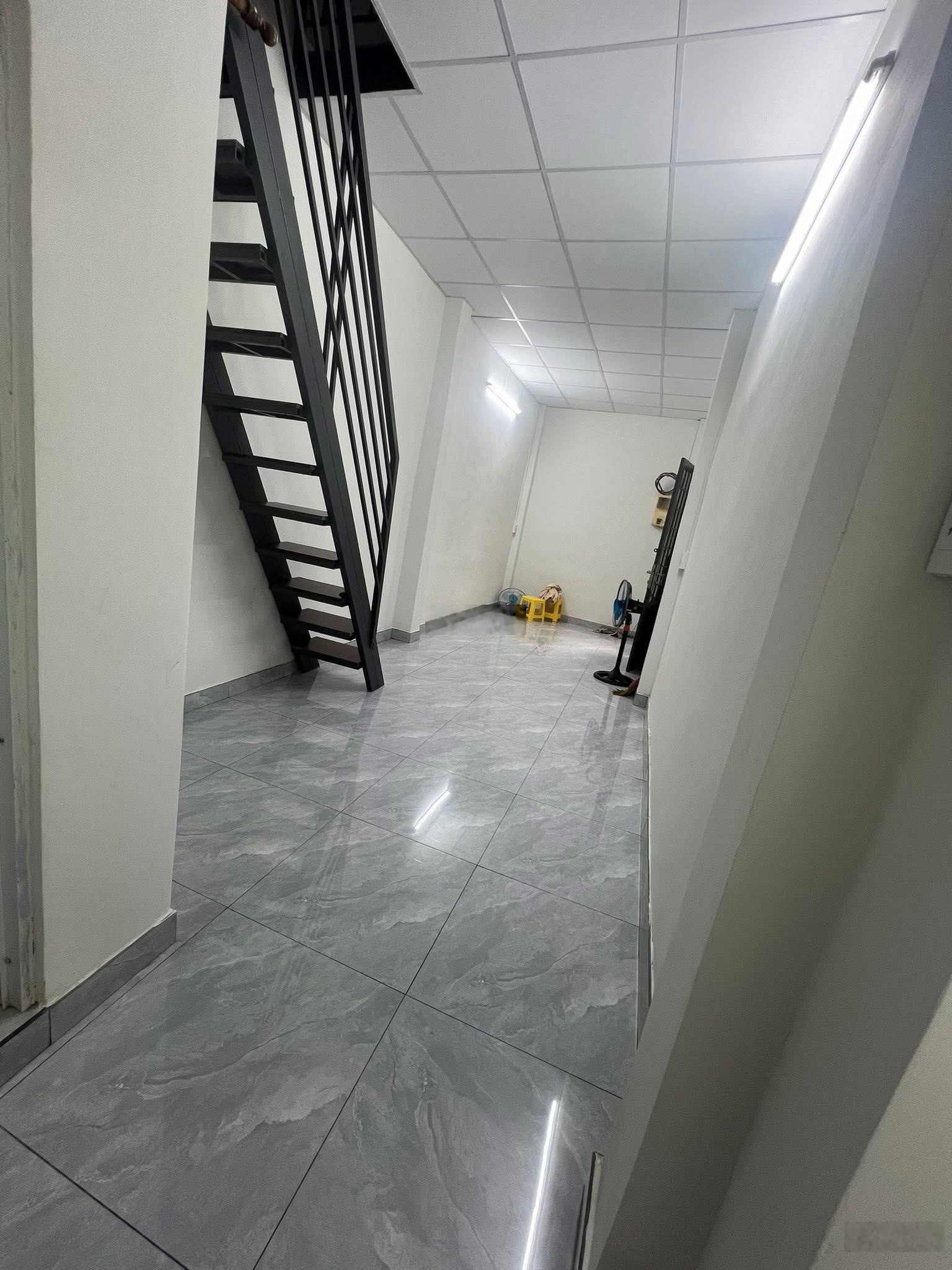 Cho thuê nhà nguyên căn có lầu ngay trung tâm quận 1 cũ cách mặt tiền Hoàng Sa 5mét. Nhà mới đẹp