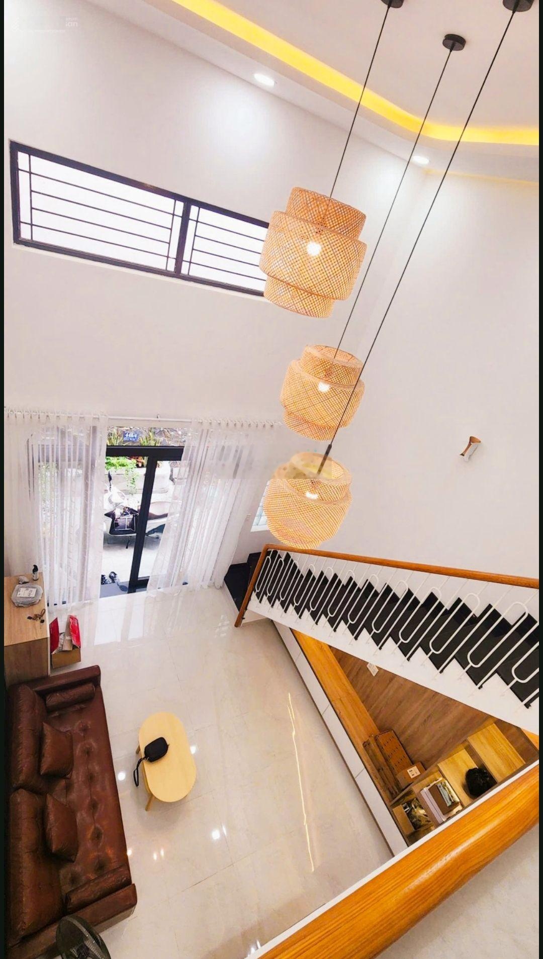 Bán nhà phố ngay Emart 2. 55m2 ( 4 x 10 ) nở hậu 5,5m. Giá 5,5 tỷ (TL)