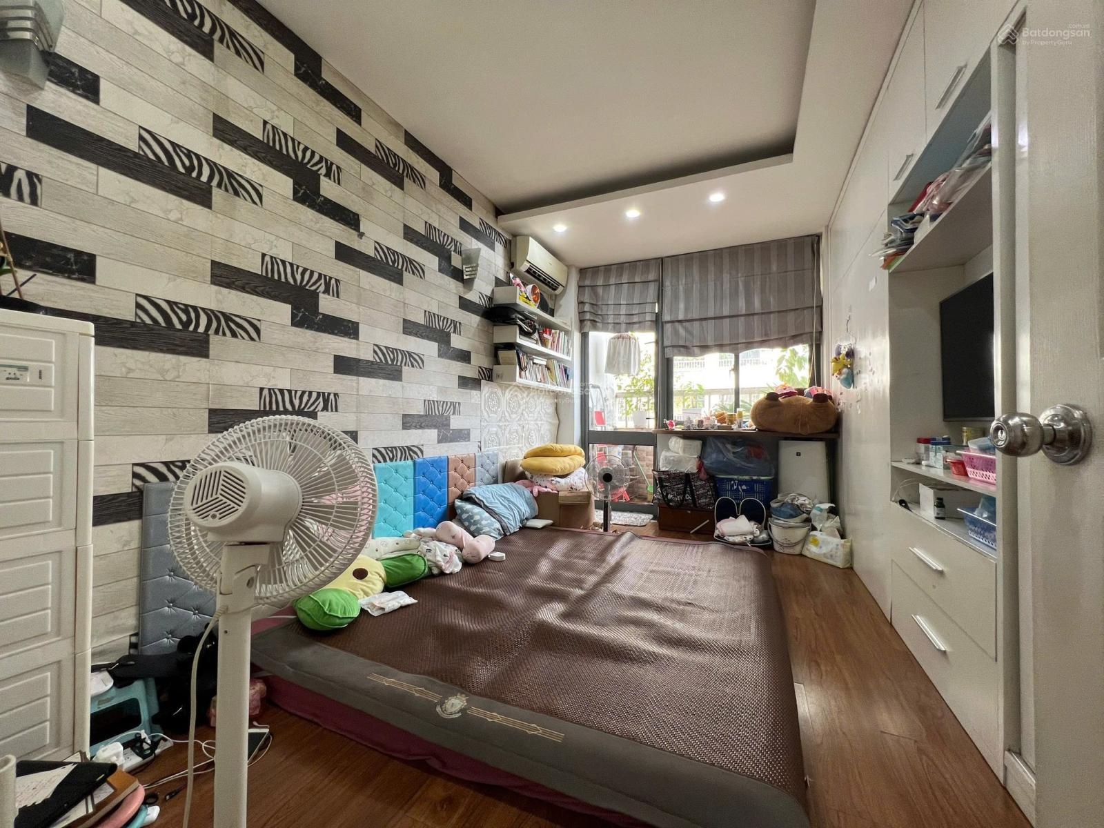 Bán gấp, nhà mặt phố Hoàng Quốc Việt, Nghĩa Đô, vỉa hè, kinh doanh, 40m, hơn 18 tỷ, 0903784368