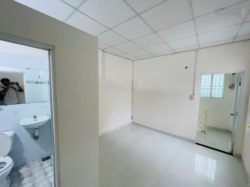 Bán nhà trệt 2 lầu BTCT, ngay chợ hoa Hồ Thị Kỷ, KQHLG