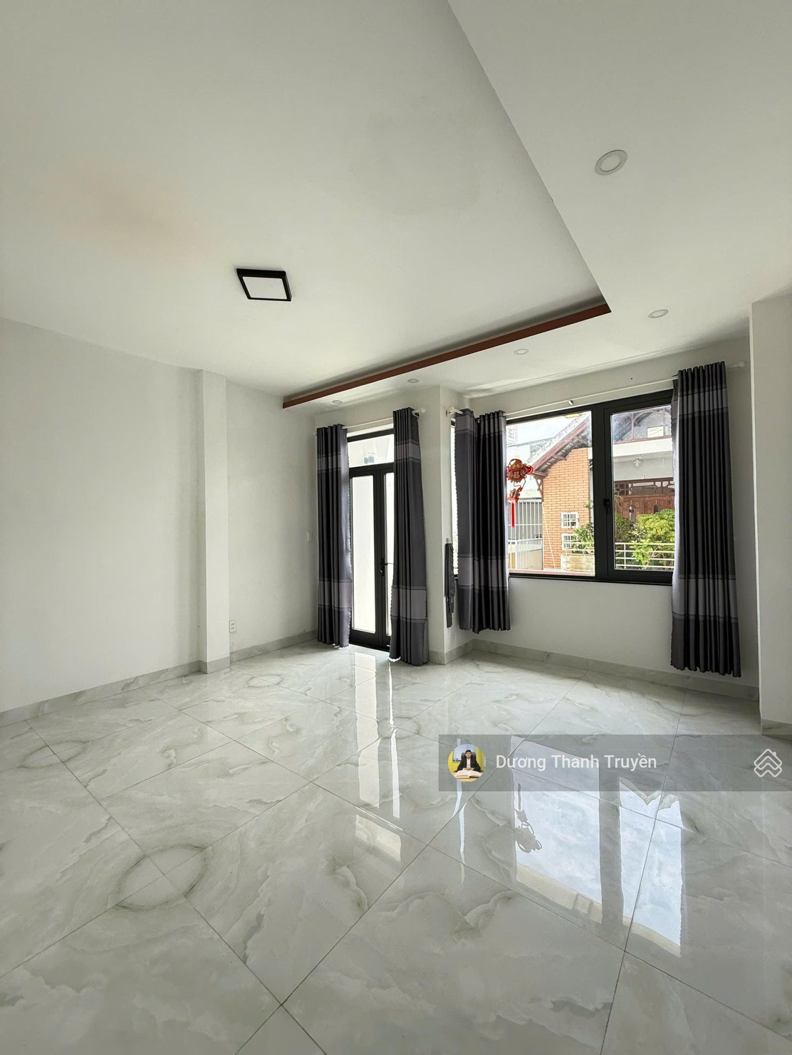 Bán căn nhà 3 tầng siêu đẹp, full nội thất cao cấp, gần siêu thị coopmart, vị trí đẹp, 7,8 tỷ có tl