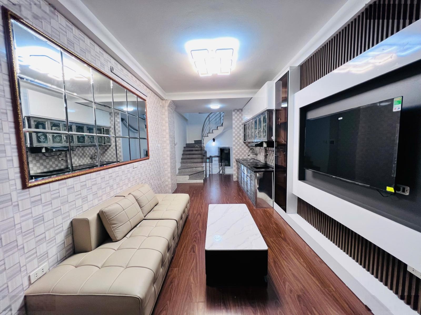 Nhà 5 tầng vị trí đẹp, xung quanh dân trí cao chỉ cách 50m ra mặt phố. Ô tô đỗ trước nhà 20m