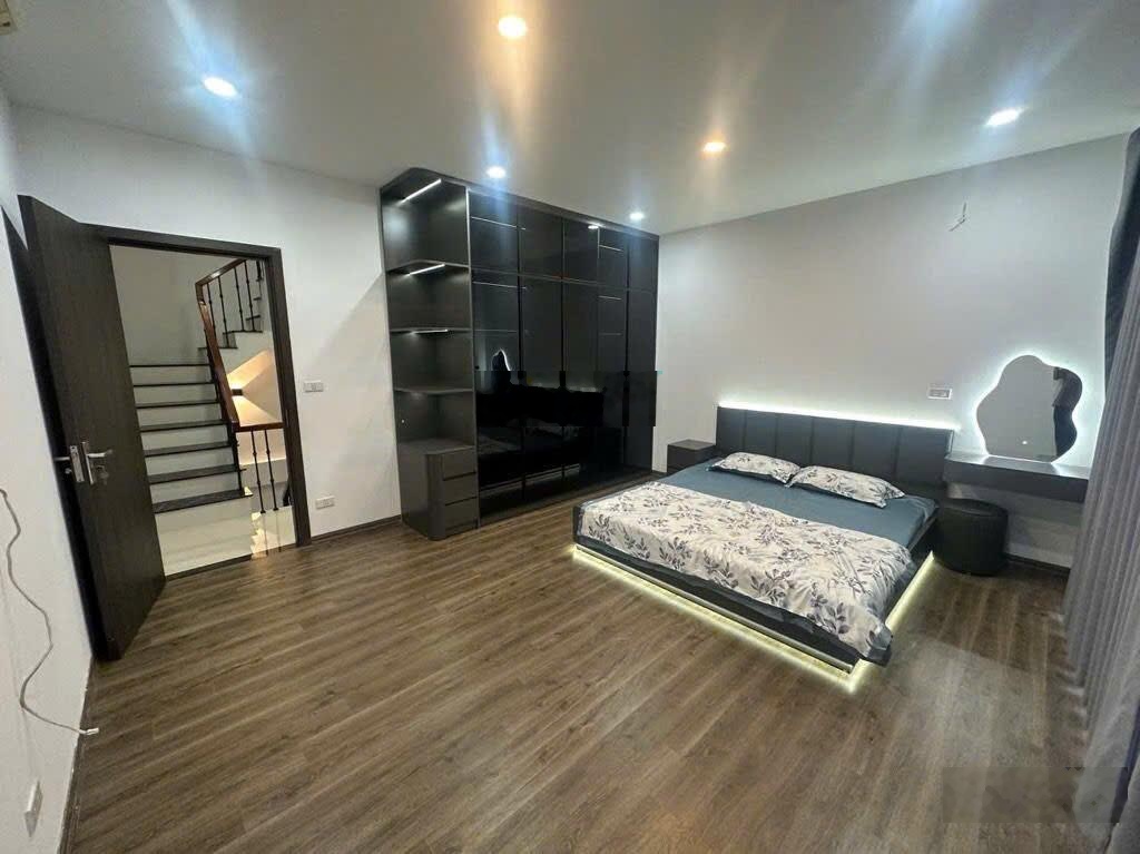 CỰC HIẾM Nhà đẹp Vũ Đức Thận, Việt Hưng: 40m * 5 Tầng , 7.3 tỷ. Ô tô đỗ cửa, Cạnh Big C Long Biên