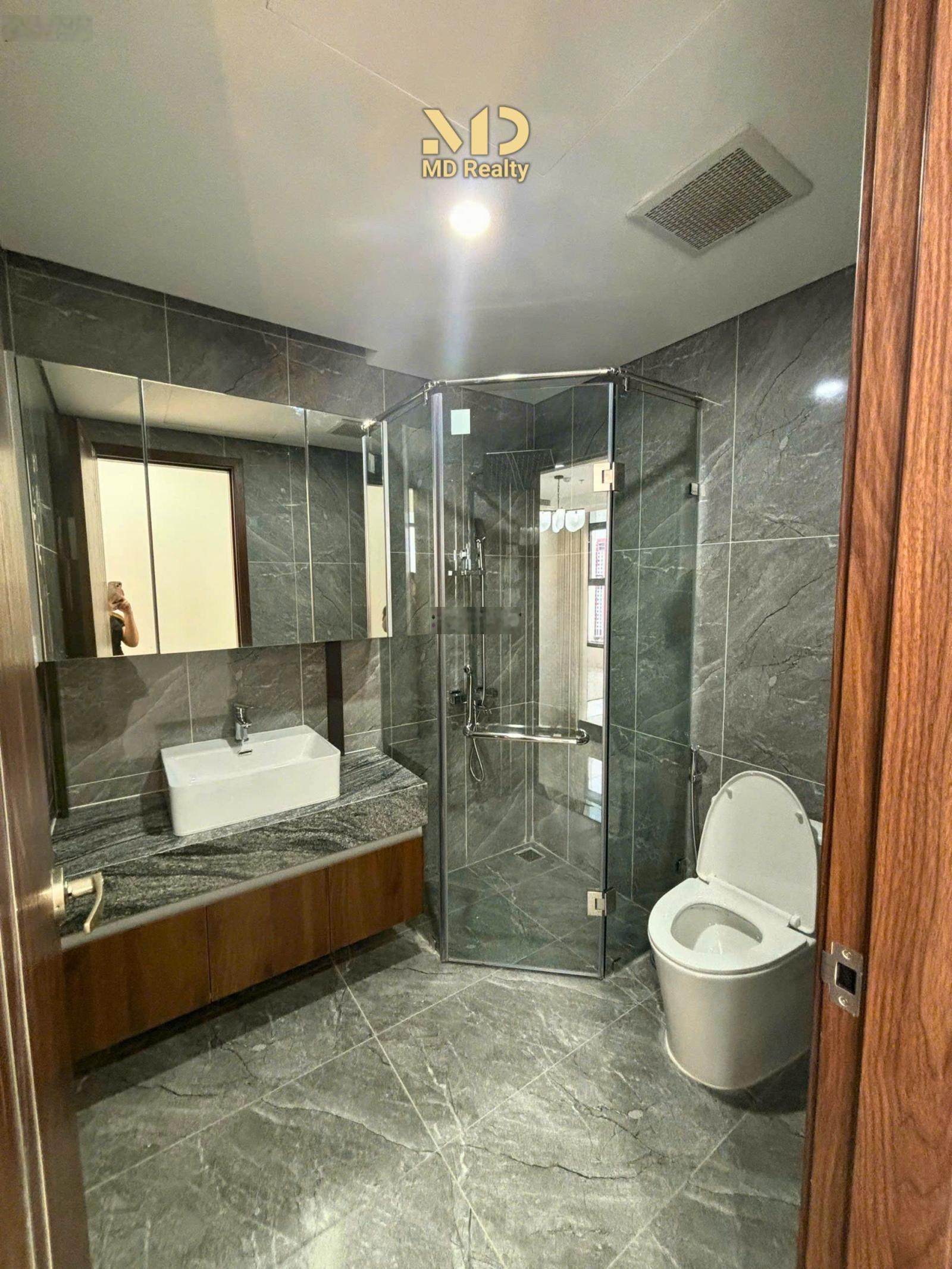 Chuyển nhà em cần bán CH 68m2, 2N2VS, full nội thất, sẵn sổ - Giá 5,6tỷ tại Bea Sky - LH 0866839363