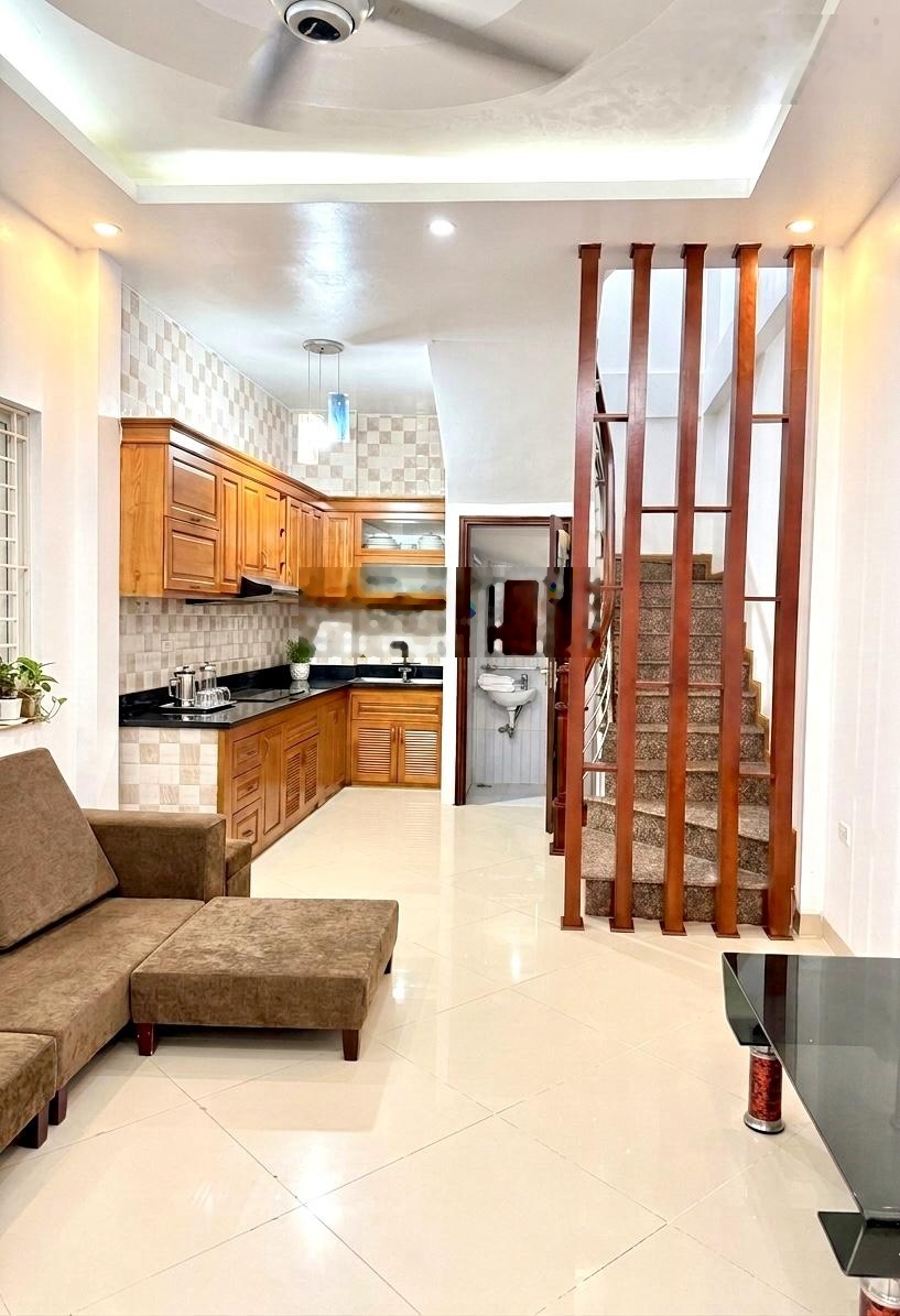 Nhà Ngọc Thuỵ 30m2 5 tầng 7 tỷ hơn. Ô tô đỗ sát bên. Trc nhà thoáng.