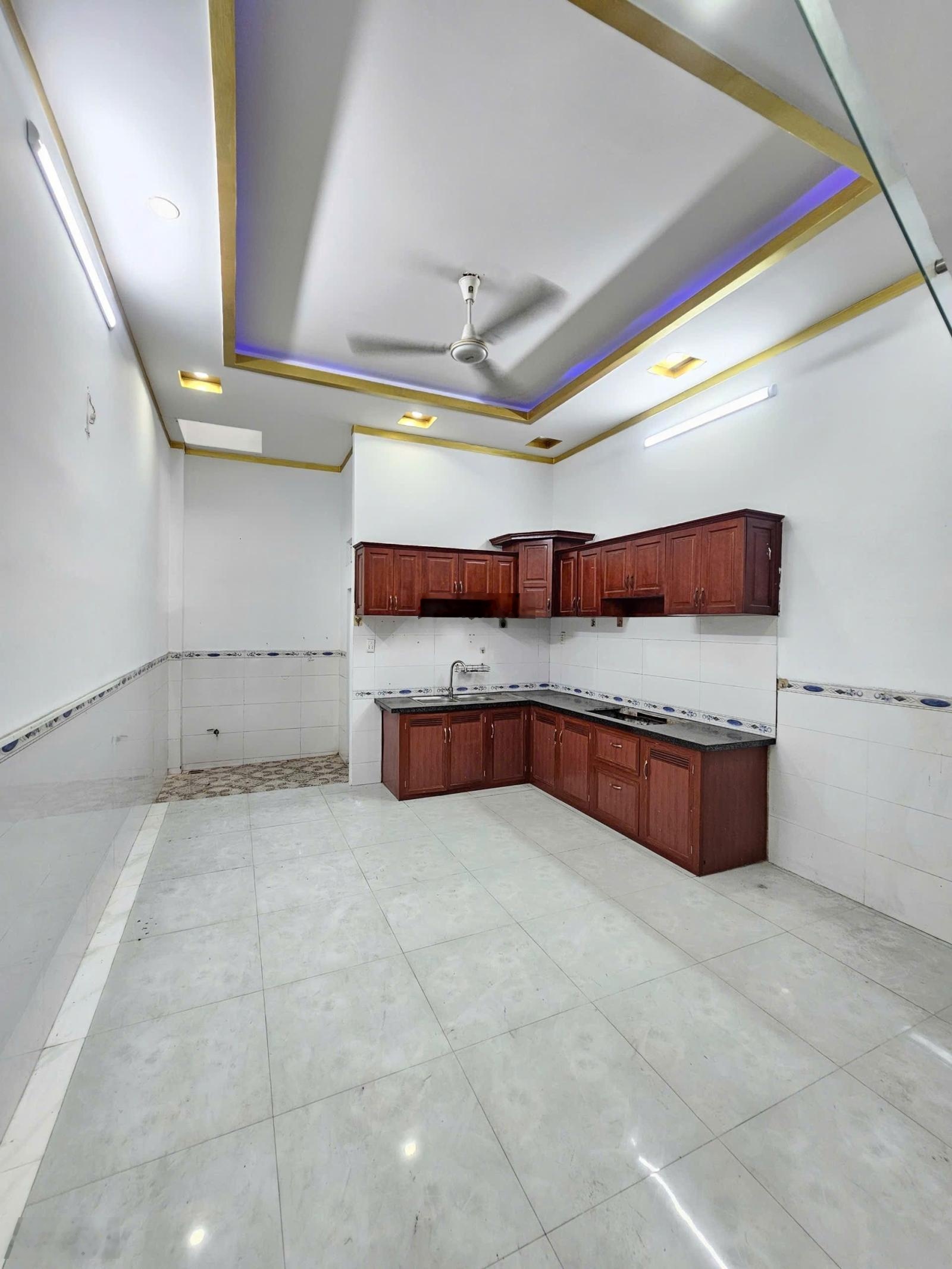 Bán nhà 1 trệt 1 lầu KDC Sau Lưng Chợ Thành Nam chỉ 3ty850 TL, Sân ô tô