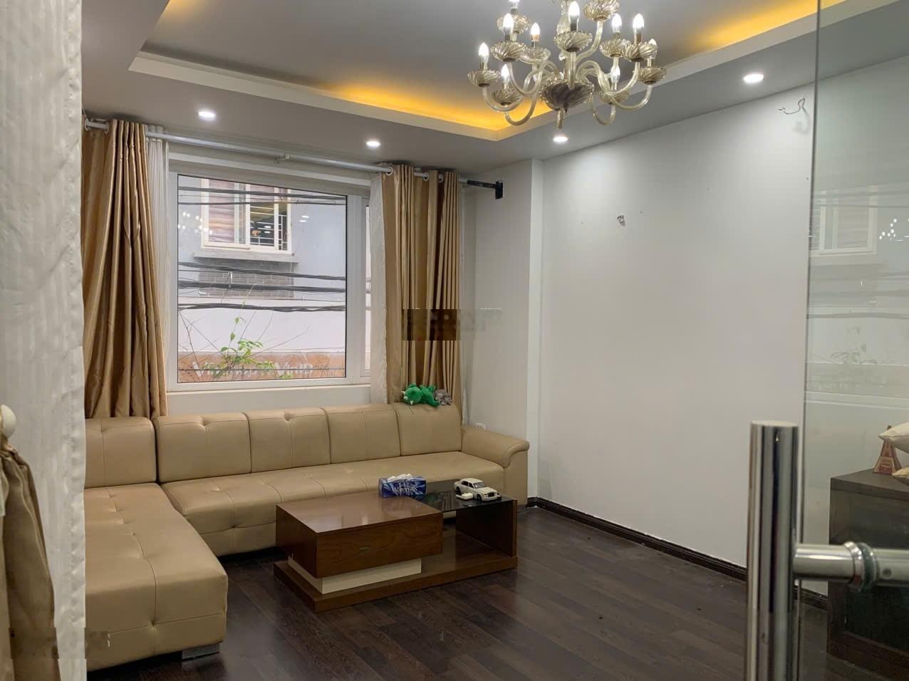 Cho thuê nhà nguyên căn ở Tứ Liên diện tích cả sân vườn là 120m, diện tích nhà hơn 80m2.
