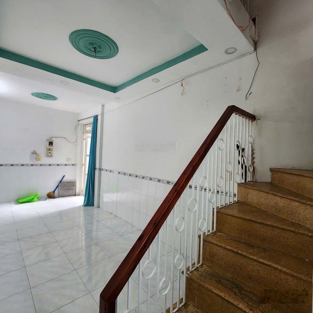 Xe Hơi Đậu Cửa, Sổ Vuông, 30M2, Nhà 2 Tầng 2 PN, Gần Siêu Thị Emart 2