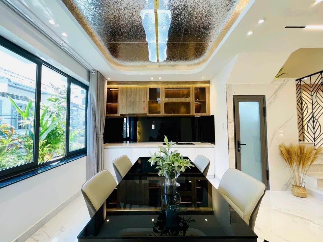 Vừa mới nhận tháng này đường Đoàn Văn Bơ, Phường 14, Quận 4,giá 3 tỷ 5 ,68m2, sổ hồng riêng