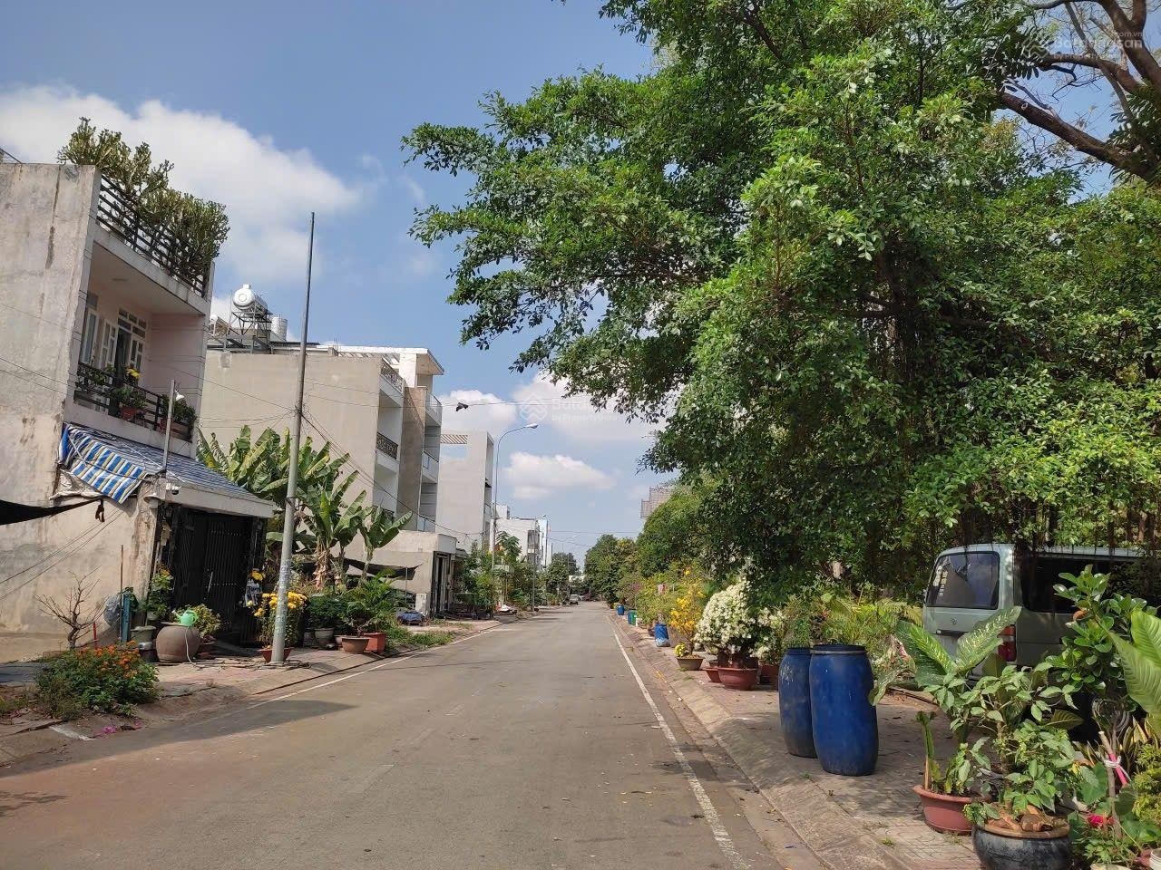 7 tỷ - 105m2 (5x20) - 5 phút Metro, XLHN - 15 phút trung tâm - KDC an ninh, đường thông 9m, vỉa hè