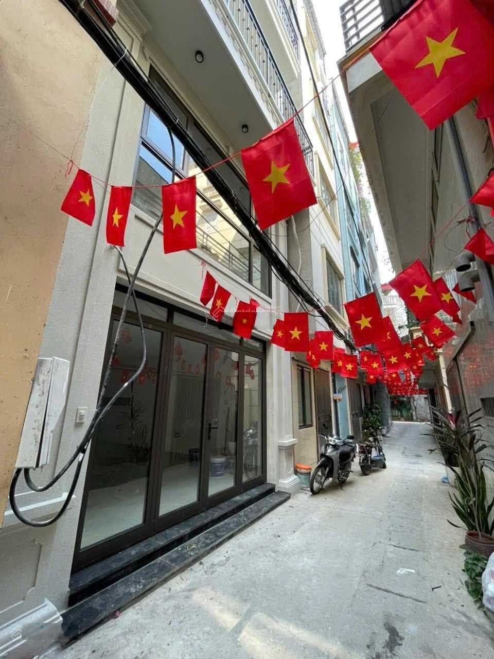 Sát công viên Hòa Bình nhà mới keng mặt tiền rộng ngõ ô tô, thang máy full công năng