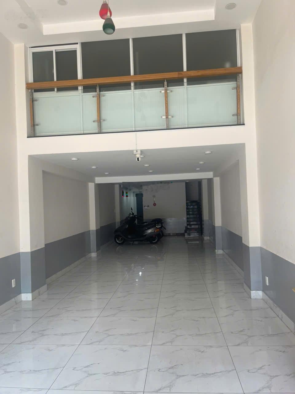 Cho thuê mặt bằng kinh doanh mặt tiền đường Nguyễn Tri Phương quận 5, DT: 4,3 x 23m