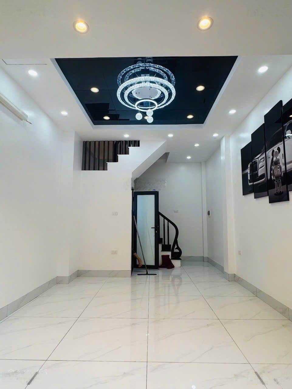 Nhỉnh 8 tỷ có ngay nhà lô góc mặt phố ô tô tránh- kinh doanh sầm uất.