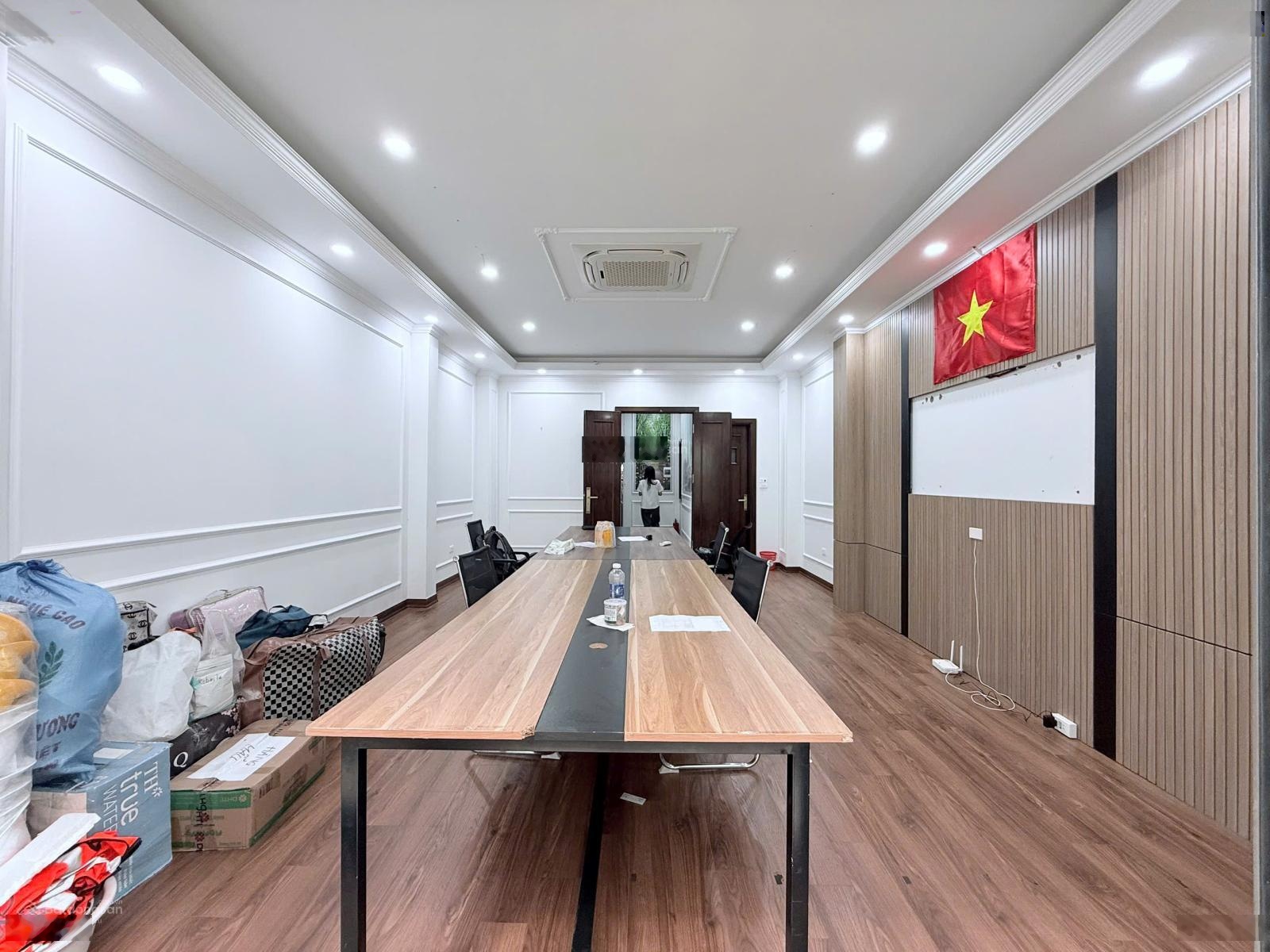 Cho thuê nhà phạm tuấn tài - trần quốc hoàn 60m2, mt 5m, 6 tầng thang máy, thông sàn.giá 35tr