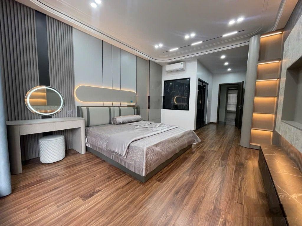 Siêu phẩm biệt thự phố nguyễn văn cừ -100m x 7 tầng-mặt tiền 6m5-thang máy-sân vườn đẳng cấp