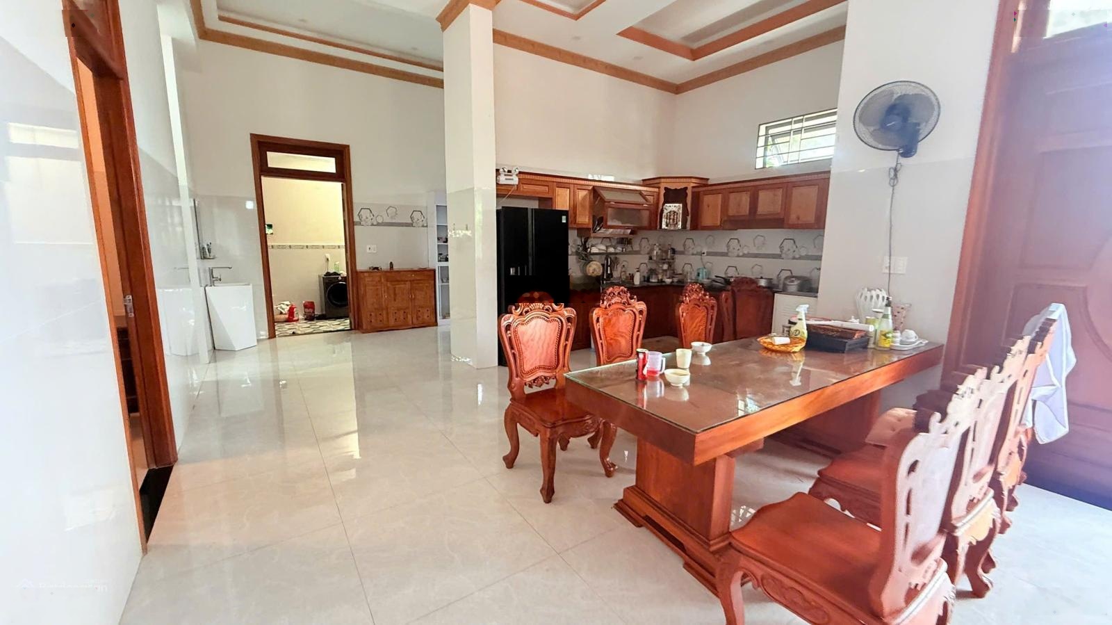Căn nhà BT Mái Thái giá ngộp 632m2 - 16,8x37m 100m2 thổ cư mặt tiền đường nhựa 5m - Hoà Hội