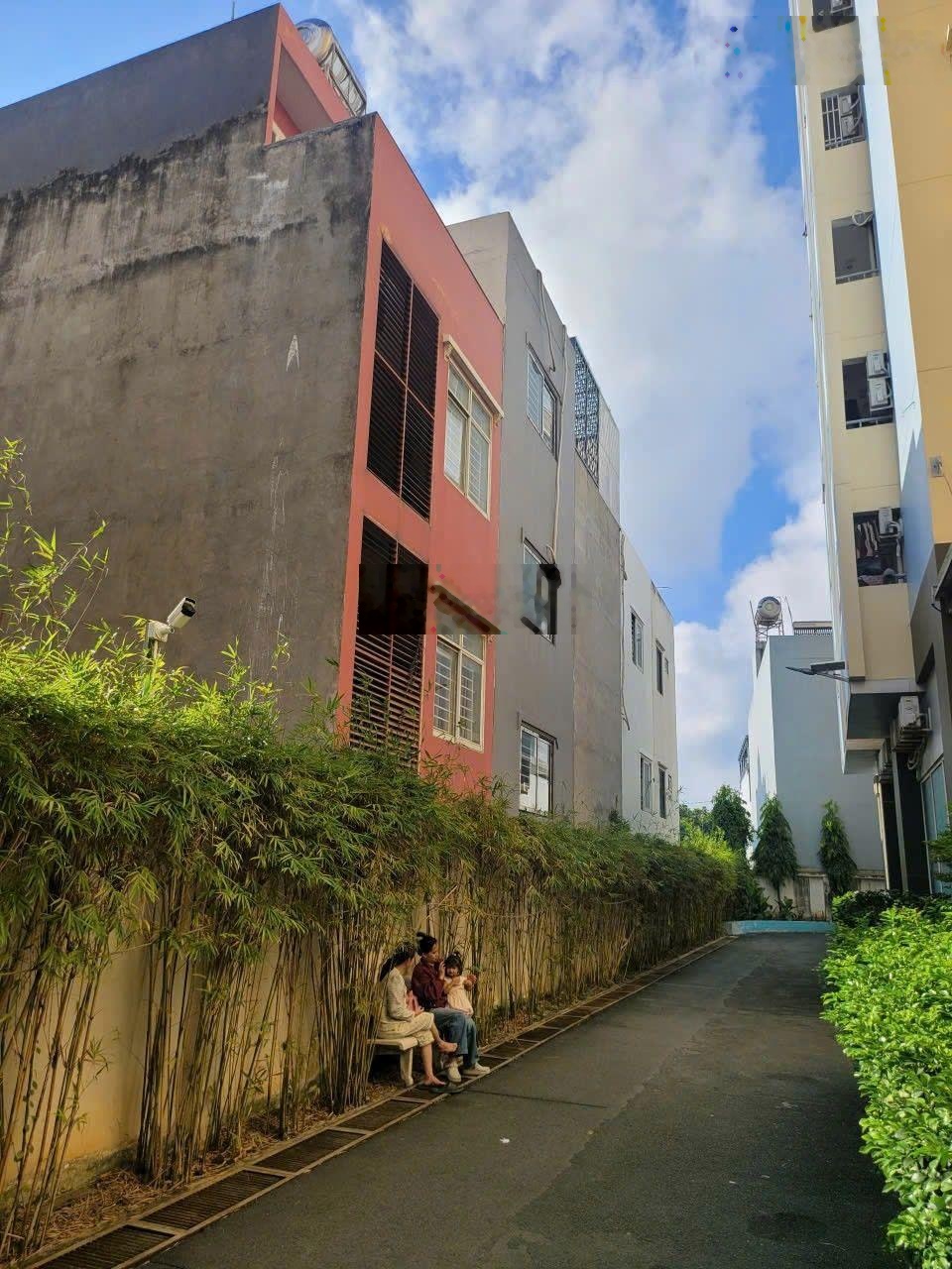 Bán nhanh nhà cực đẹp p. linh trung 4 tầng 4 pn nhà mới vô ở liền- 7.4 tỉ- dường nhựa xe hơi