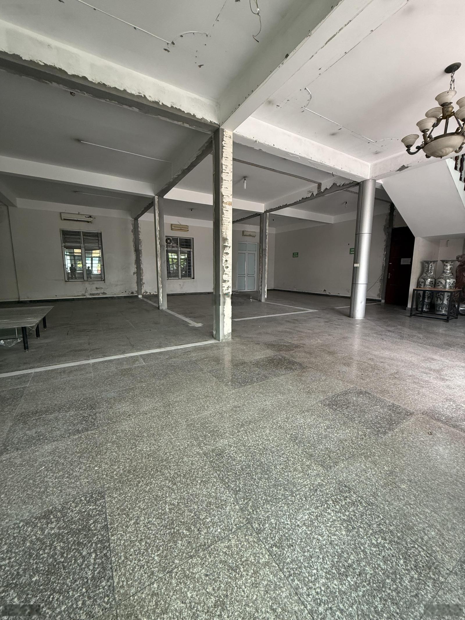 Cho thuê kho 600m2 cont vào xuất VAT, gần KCN Ngọc Hồi