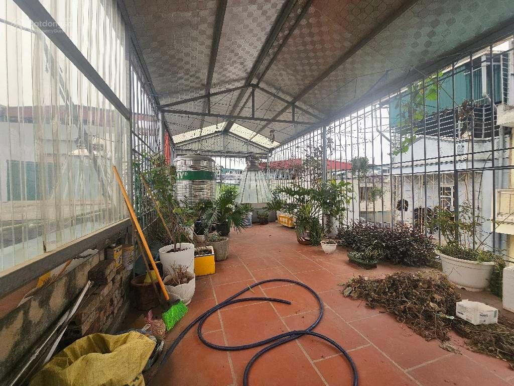 11 tỷ.7 tầng thang máy . Ôtô đỗ cửa thoáng sáng.có thế kinh doanh văn phòng.gần trường, chợ.