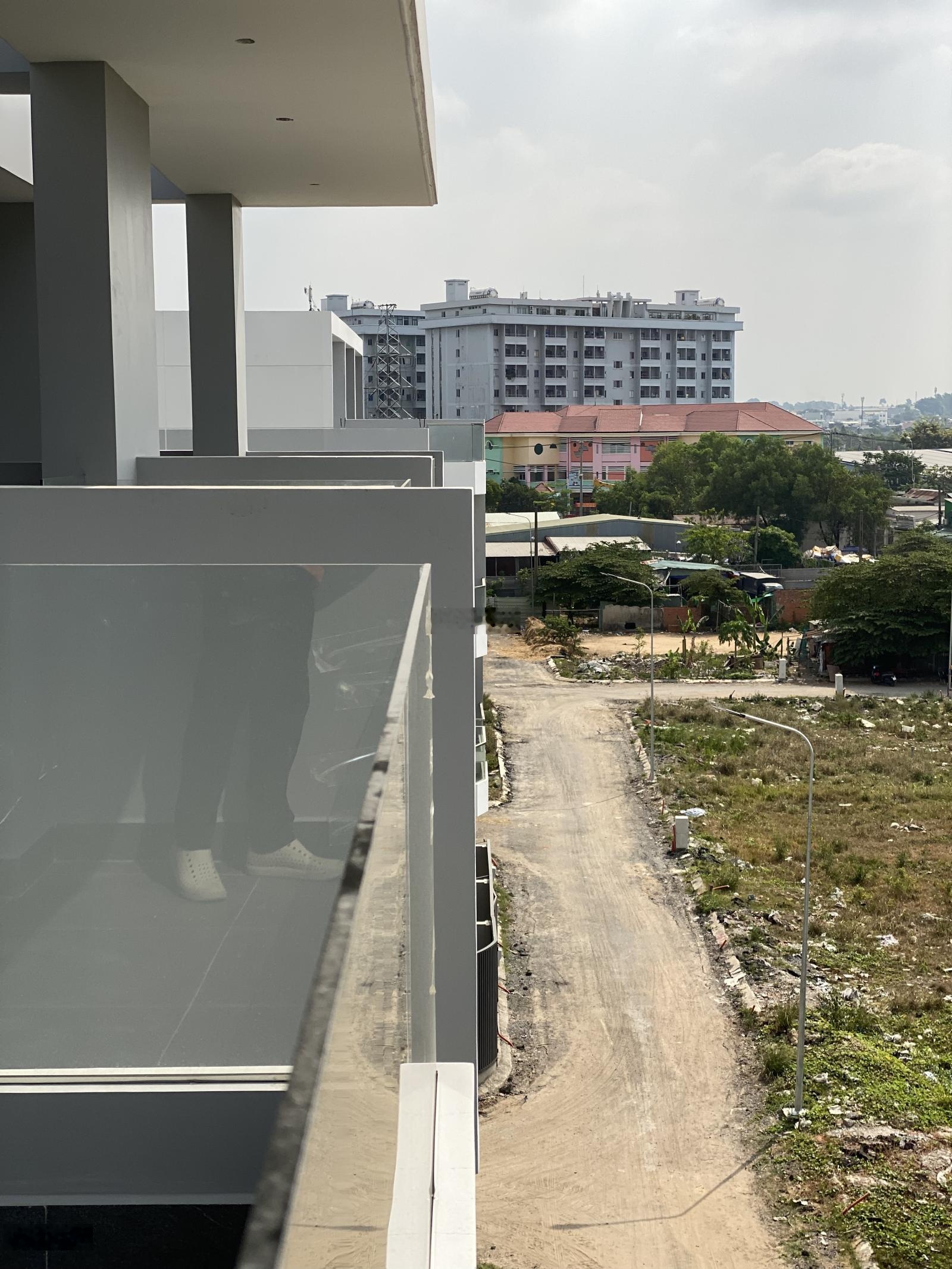 ĐẤT PHÂN LÔ SỔ ĐỎ Diện tích (4x23.37)93.48m2. Giá 53 triệu 1/m2 bớt lộc. Cách đư