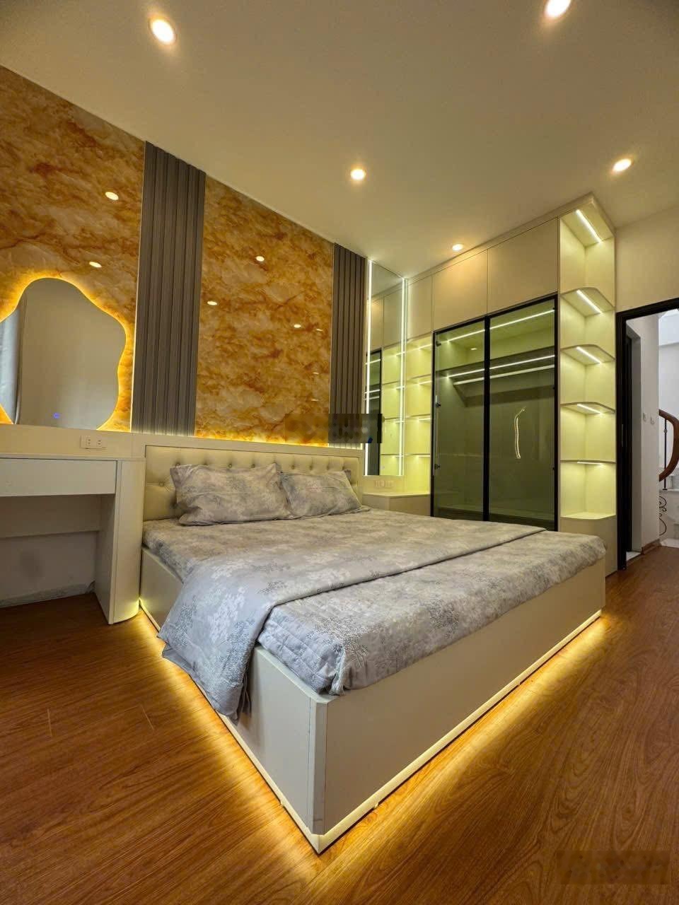Bán nhà phố Đội Cấn, 30m ra mặt phố, nhà 2 thoáng trước sau, dân xây 25m*5T full NT hiện đại ở ngay