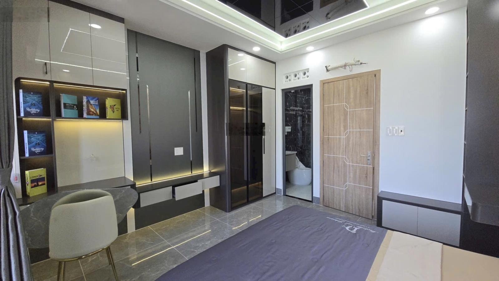 Bán nhà mới 1 trệt 1 lửng 2 lầu 1 tum. Full nội thất cao cấp, 1 xẹt đường Phạm Văn Đồng. Sổ Riêng