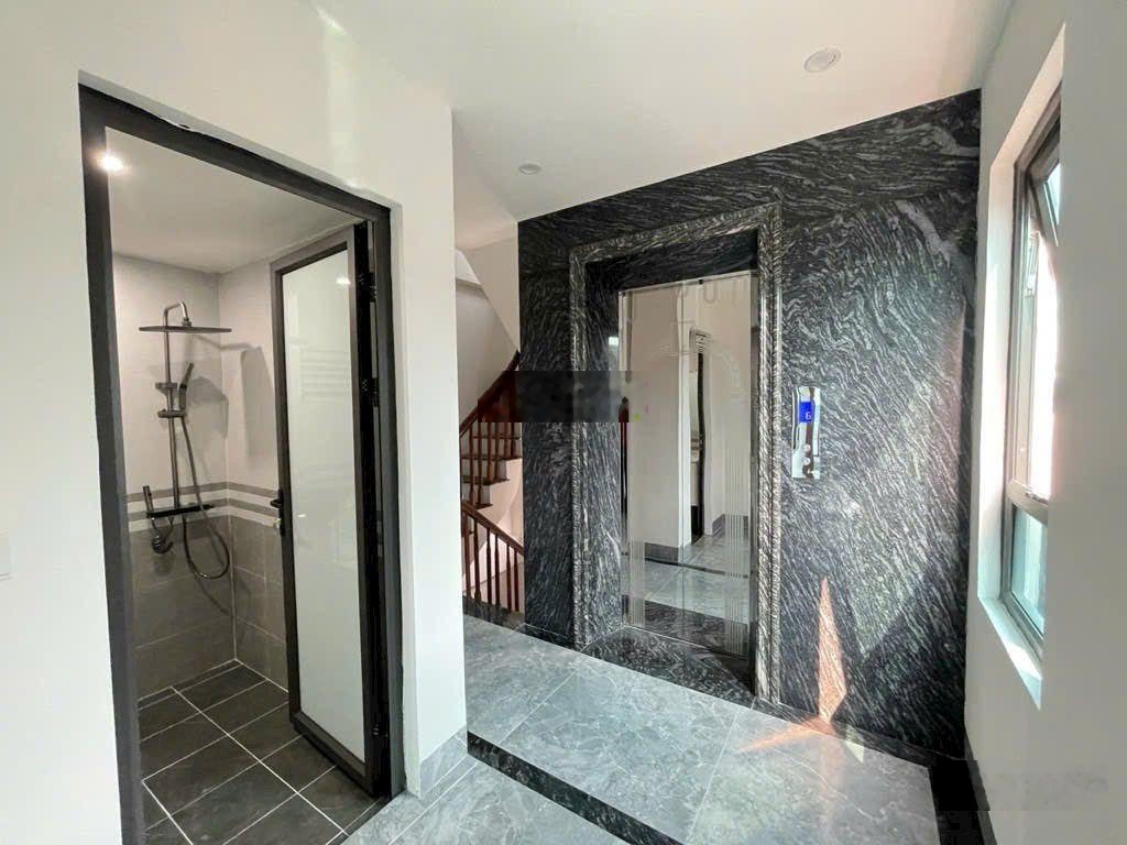 Nhỉnh 12 tỷ Nhà đẹp phố Trạm 45m2 7 tầng thang máy, gara ôtô