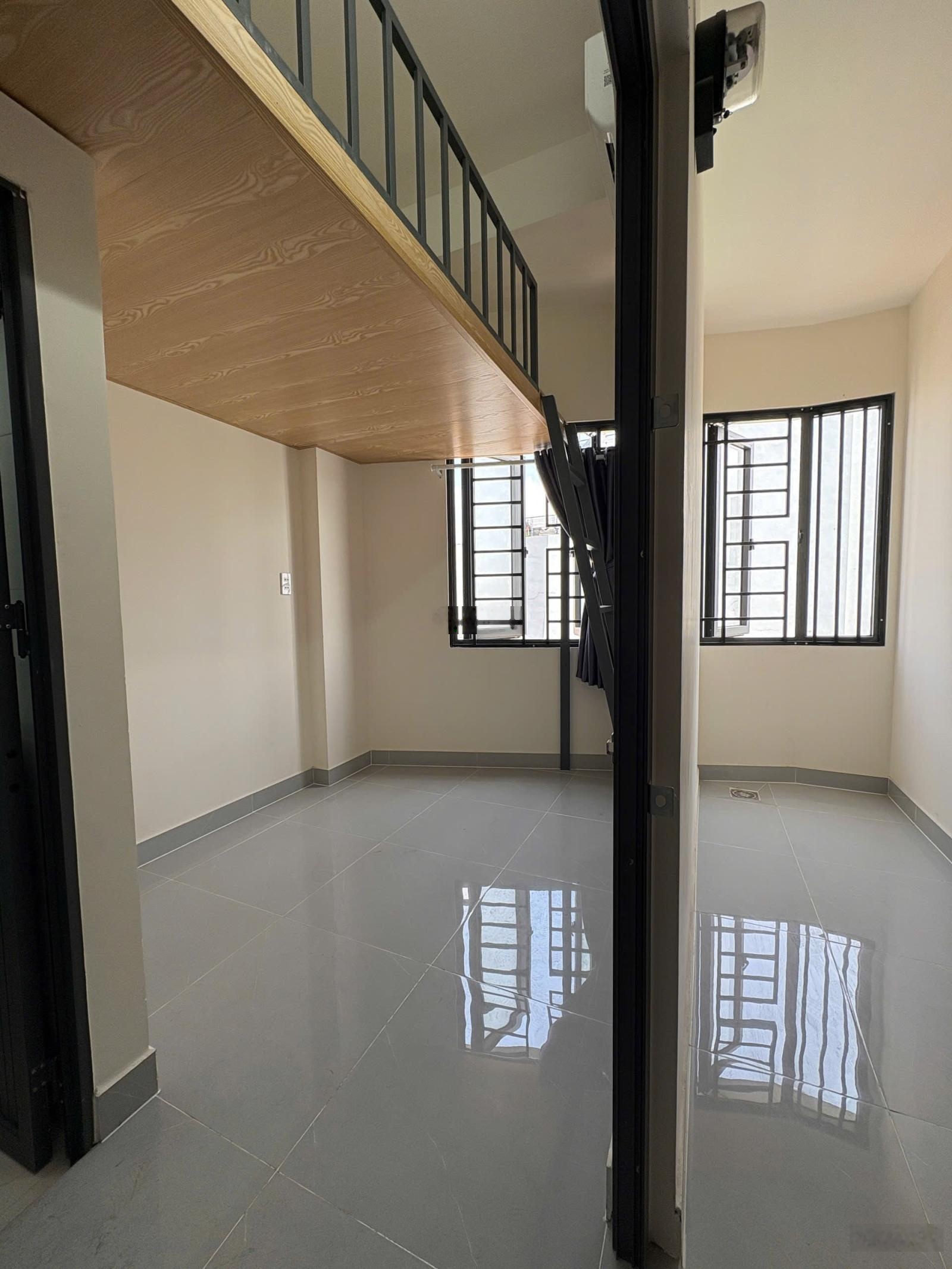 Trống lại căn có gác - sát quận 1 - giá rẻ - có sẵn máy lạnh - gần các trường uef - hồng bàng -gtvt