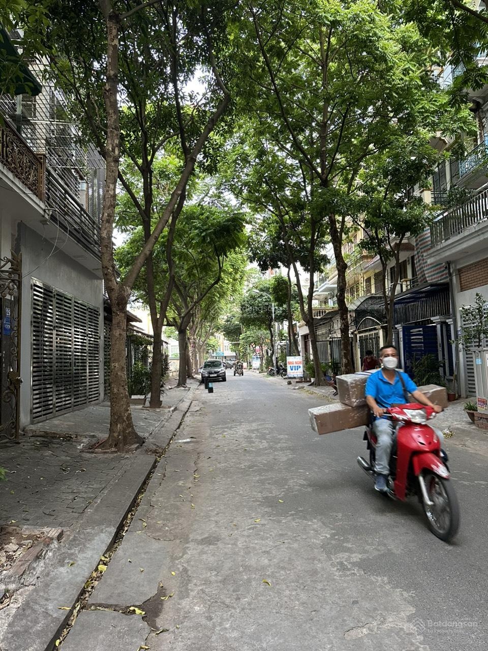 em có căn nhà Vị Trí rất đẹp tại Trung Kính To - ngõ 2 xe hơi - DT: 55m2 - nhà 5 tầng - chính chủ