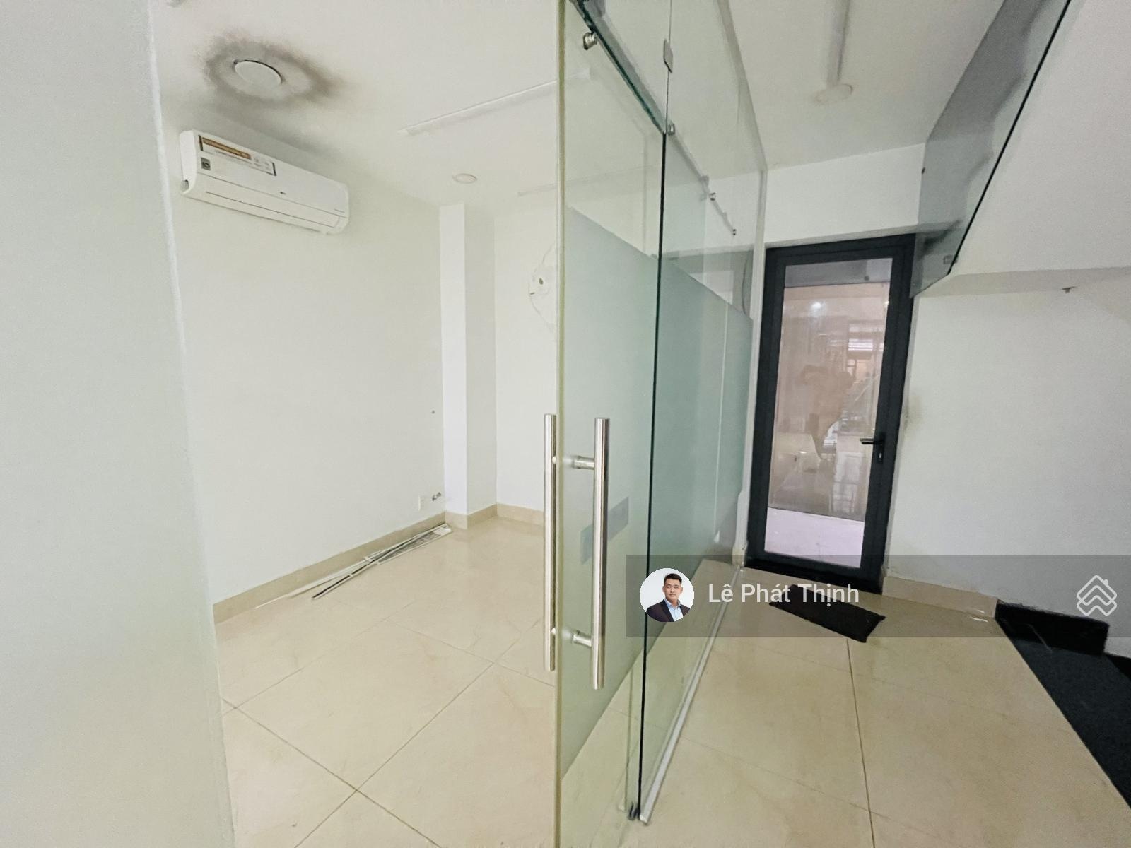 Mặt bằng tầng văn phòng, trang bị sẵn vách kính, có hầm để xe, thang máy, lối đi riêng