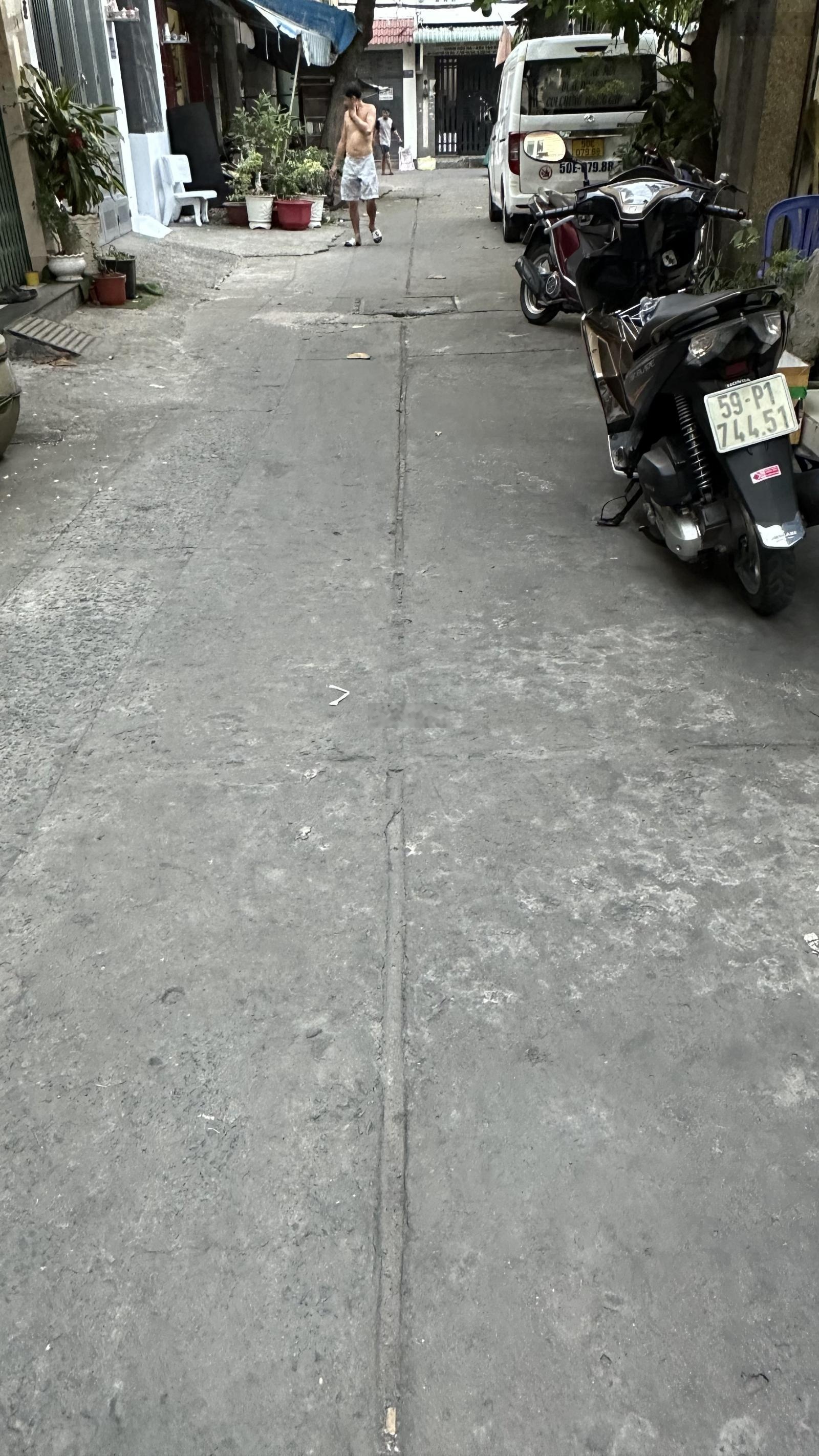 Hot, Bán gấp Nhà riêng Lê Đình Cẩn BTân, 36m2, 3 tầng mới đẹp, hẻm 4m xe hơi đỗ cửa, chi nhỉnh 4 tỷ