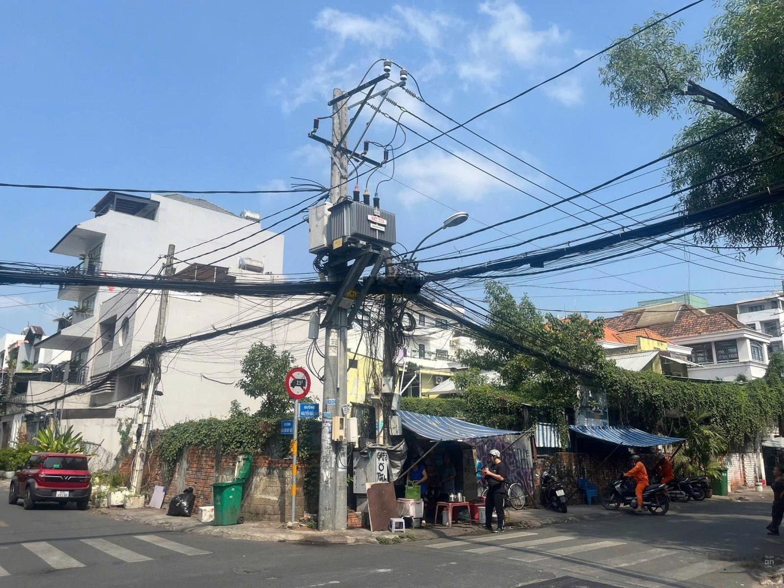 -góc Nguyễn Duy Hiệu - Nguyễn Bá Lân), P. Thảo Điền, Q.2 -Diện tích: 18mx20m công nhận: 347.9m2 -