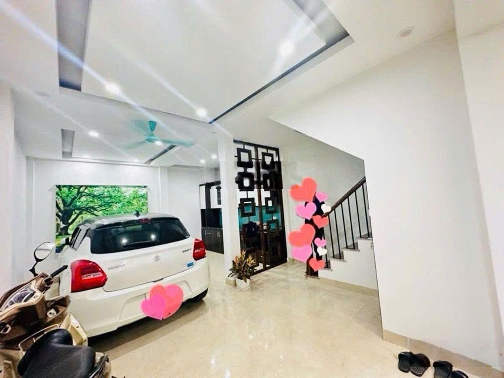 Bán nhà phố Xuân La, dt40m, mt4,9m, ô tô vào nhà, lô góc, 2 thoáng, gần phố, kinh doanh.