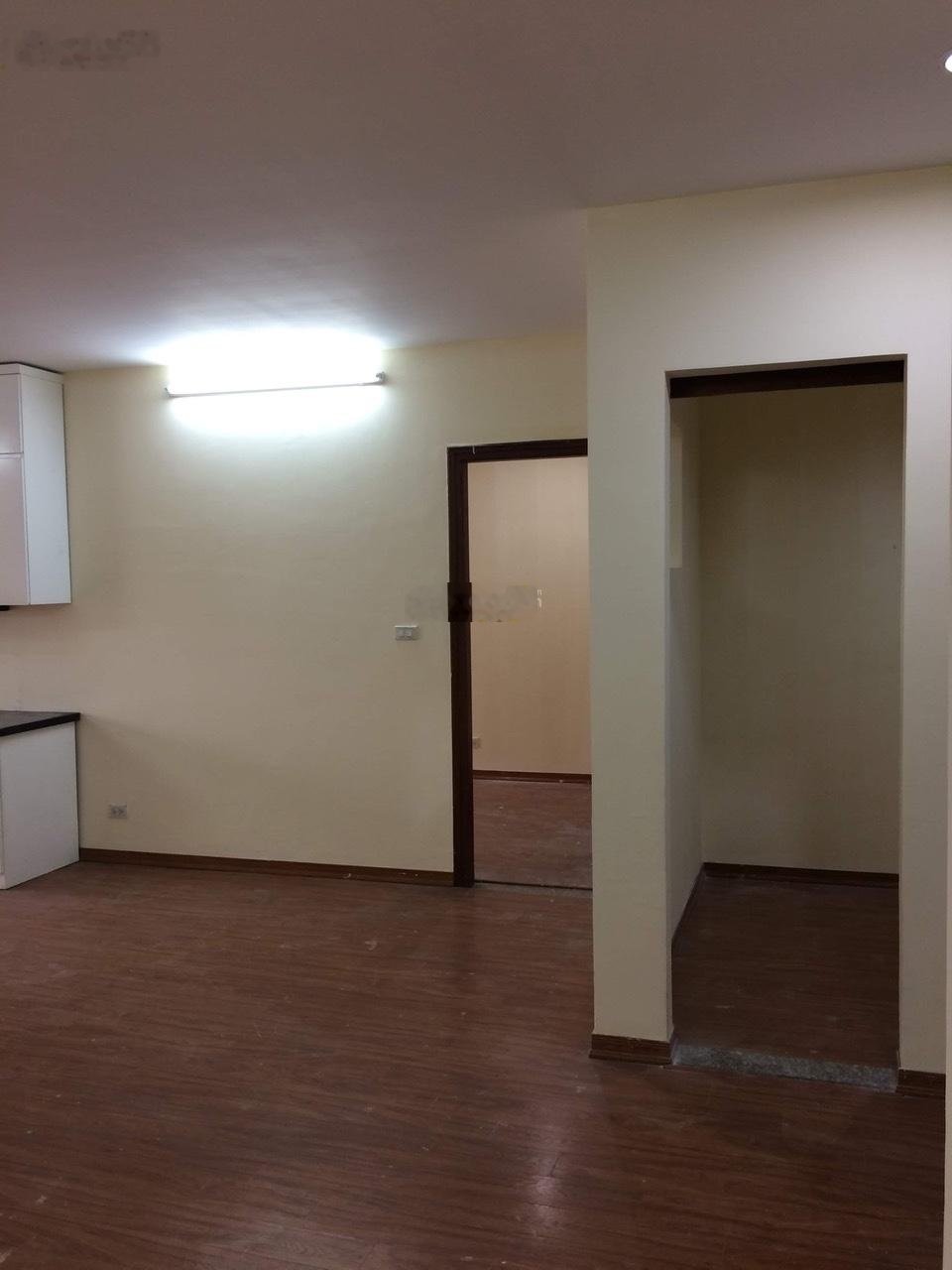 Chính chủ cần bán căn hộ chung cư 137 Nguyễn Ngọc Vũ 80m2 có 3PN - 2WC tầng trung, giá hơn 6 tỷ