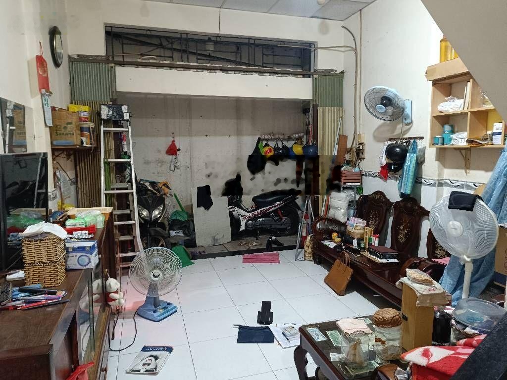 Nhỉnh 5 tỷ kết cấu: 1 trệt 1 gác. Gồm: 2 phòng ngủ, 1 tolet, phòng khách, bếp. Hẻm xe hơi