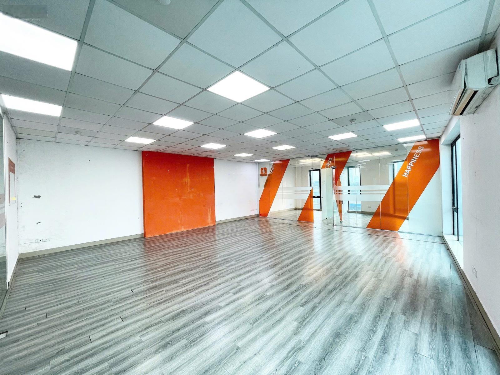 Nhà mới, sàn VP 120m2 ở mặt đường Nguyễn Xiển, Q. Thanh Xuân, lô góc, 2 mặt thoáng, ô tô đỗ cửa