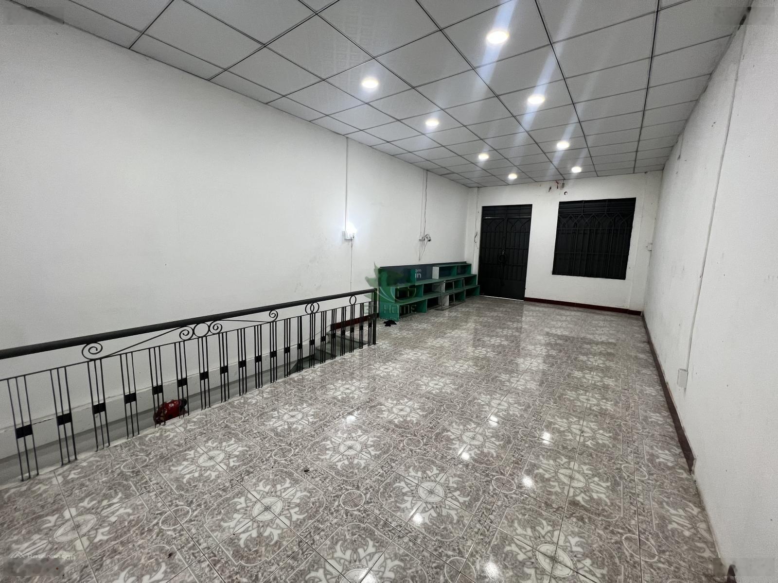Cho thuê nhà kinh doanh 2 tầng vị trí đẹp ngay mã vòng giá 22 triệu/tháng
