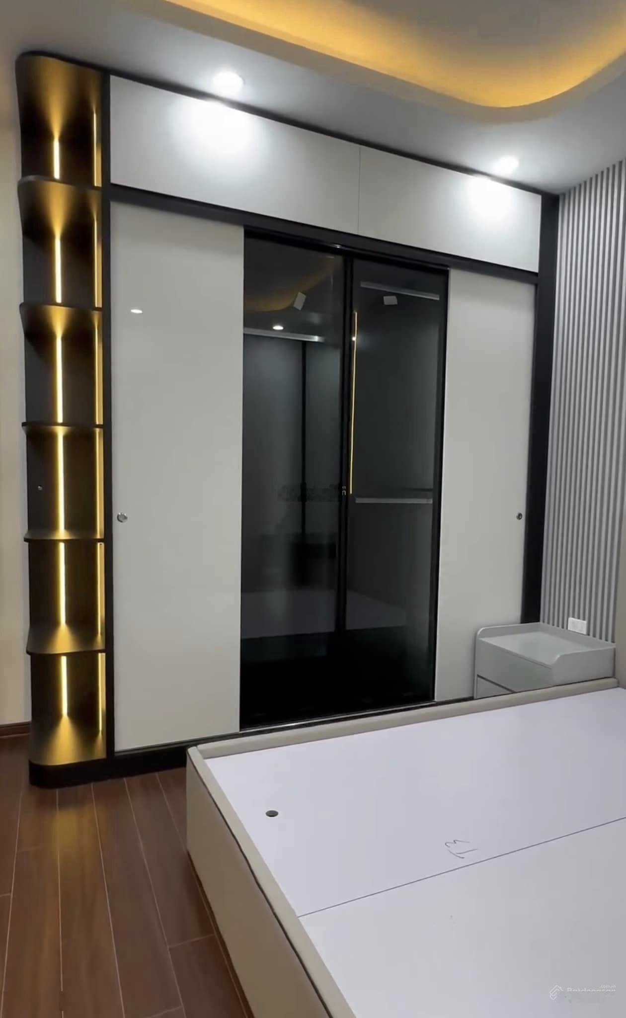 Bán nhanh nhà mặt ngõ Tam Trinh, giá 13.5 tỷ, 63m2x5T, thang máy