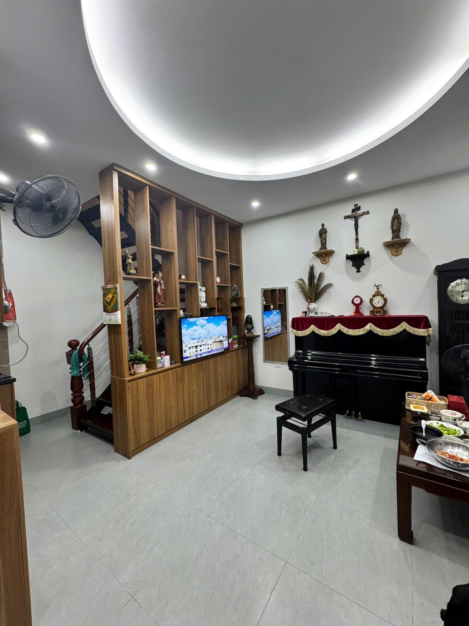 Hồ trước hiên nhà, phố sau lưng cửa - đặng văn ngữ - 40m2 - 5 tầng