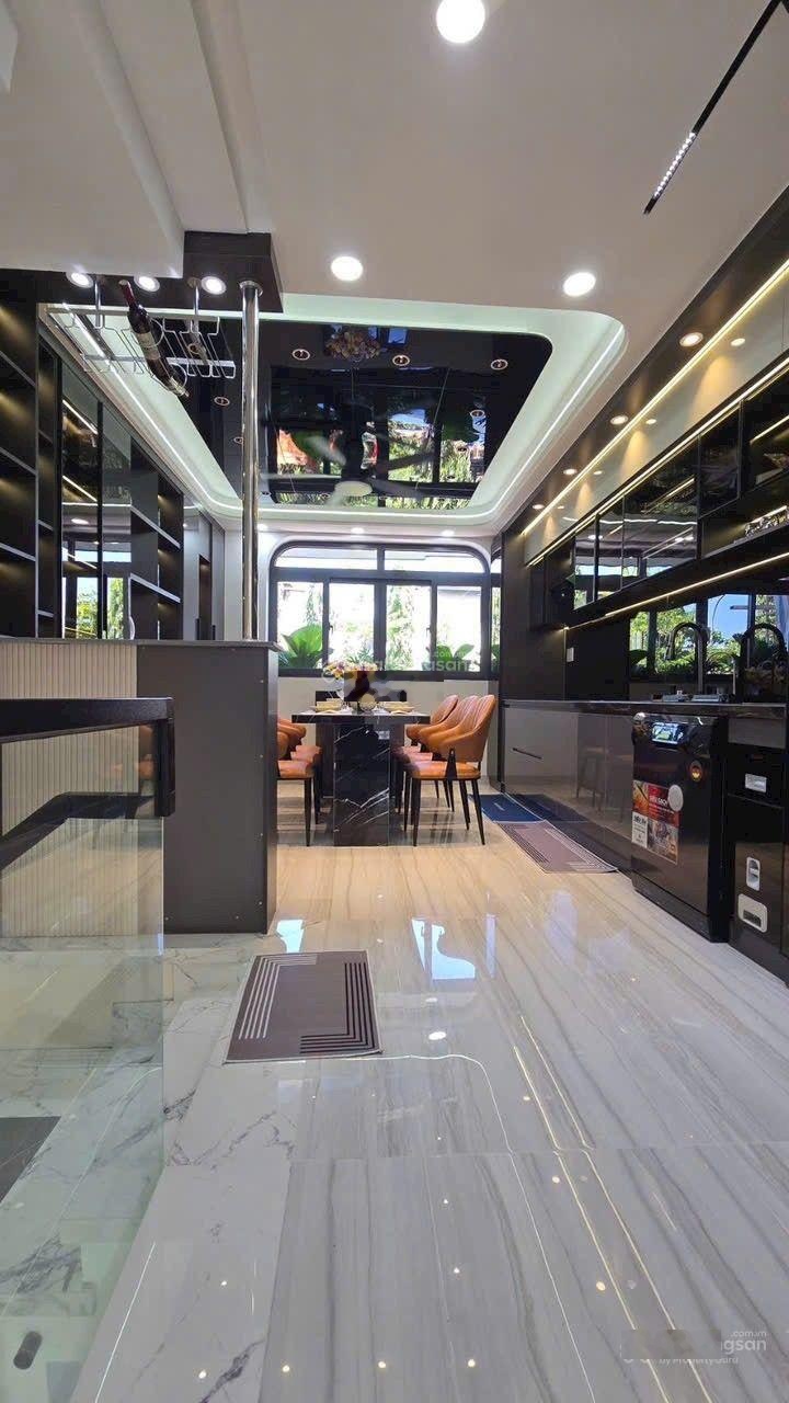 đường trước nhà 8m vỉa hè cây xanh 2 bên. Rất thích hợp mua ở, làm văn phòng dt 68m2. Giá 9.8ty
