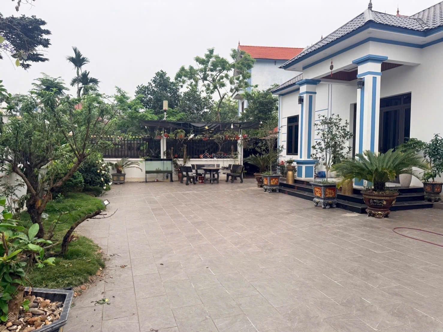 Cần tiền bán gấp đất tặng nhà 289.5m2 2 mặt đường sát KCN Hòa Phú.