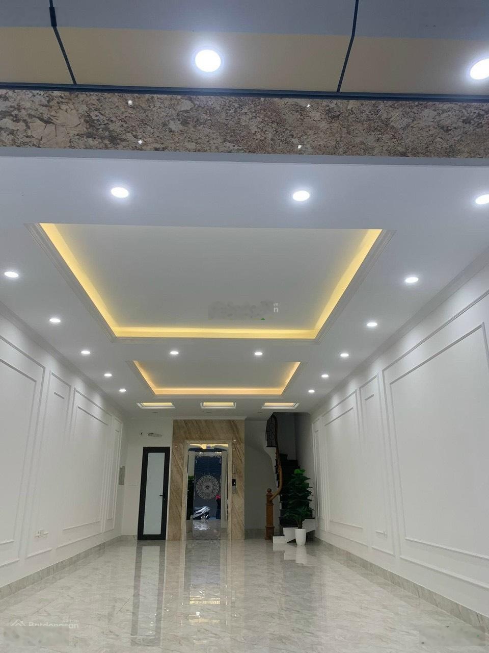 Chính chủ cần cho thuê gấp nhà phân lô Láng Hạ, DT 150m2 x 6 tầng, ô tô tránh,thang máy. Gía 45tr
