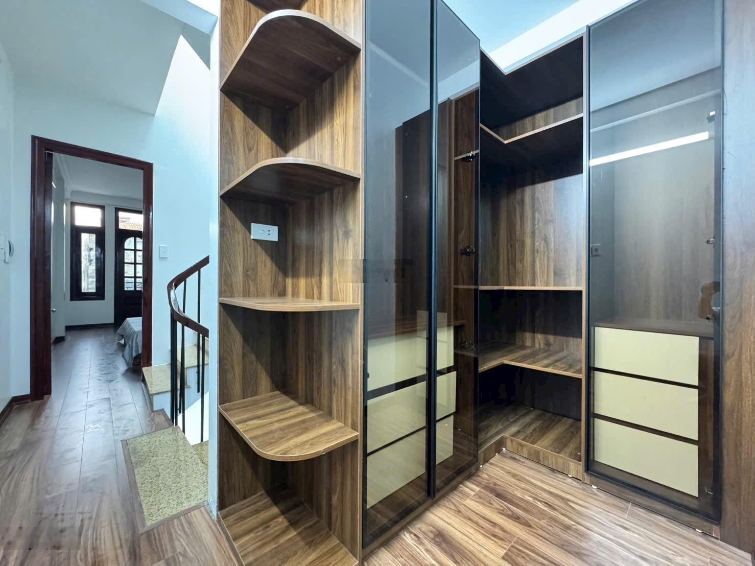 45m2 x 4 tầng nhà hiếm, đẹp dân xây Ngọc Thuỵ, Long Biên, HN giá 10,9 tỷ