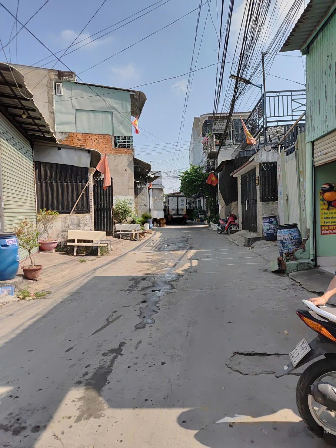 Chính chủ cần bán nhà trệt lầu và 4 phòng trọ. Ở Dĩ An. Thu nhập 10tr/th. DT 125m2. Sạch sẽ an ninh
