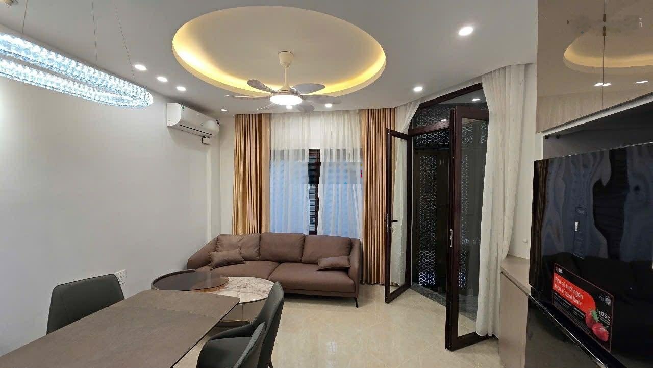 Bán gấp nhà 5 tầng 50m2, thang máy ở ngõ 204 Trần Duy Hưng; Giá 12.9 tỷ; LH Phú Trần 0978314686