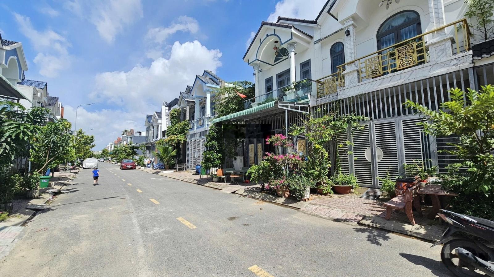 Chủ cần bán lô đất 77m2 kdc phú hồng thịnh 8, cách chợ phong phú 3p di chuyển, sẵn sổ