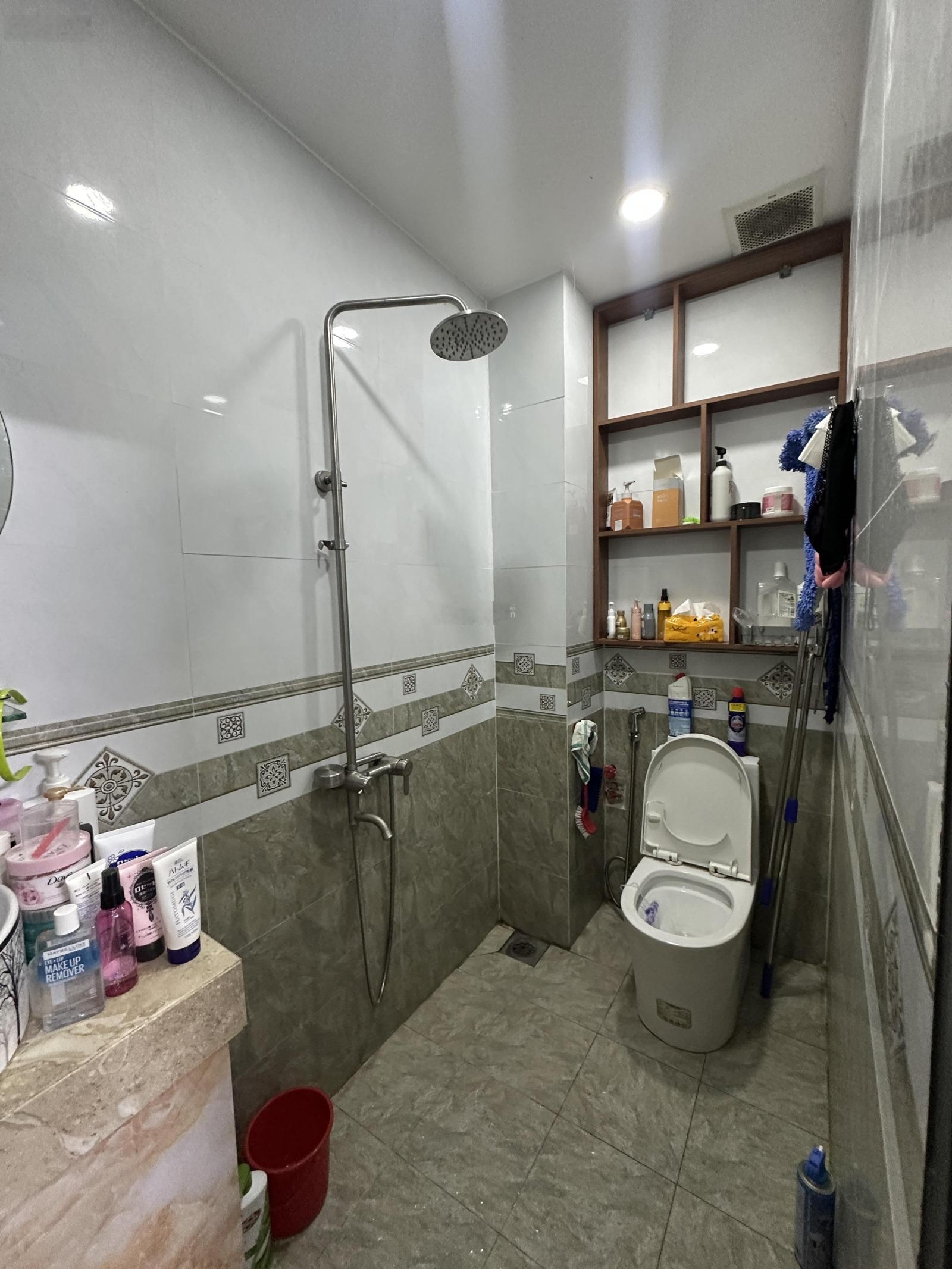 Cho thuê nhà 2 phòng ngủ đều có ban công, đầy đủ nội thất