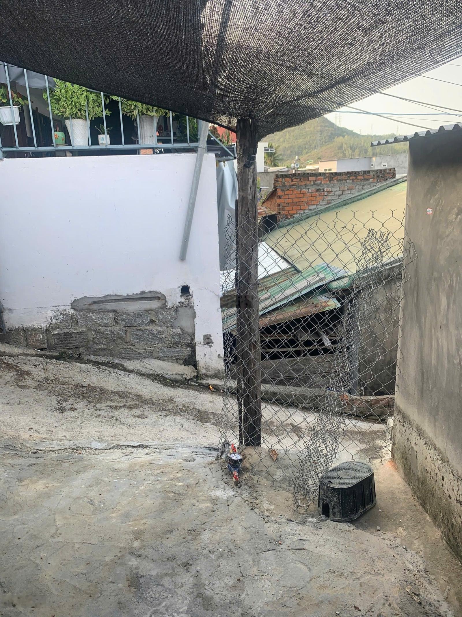 Bán nhà nát gần chợ Lương Sơn, p. Bắc Nha Trang, 60m2, giá 620tr
