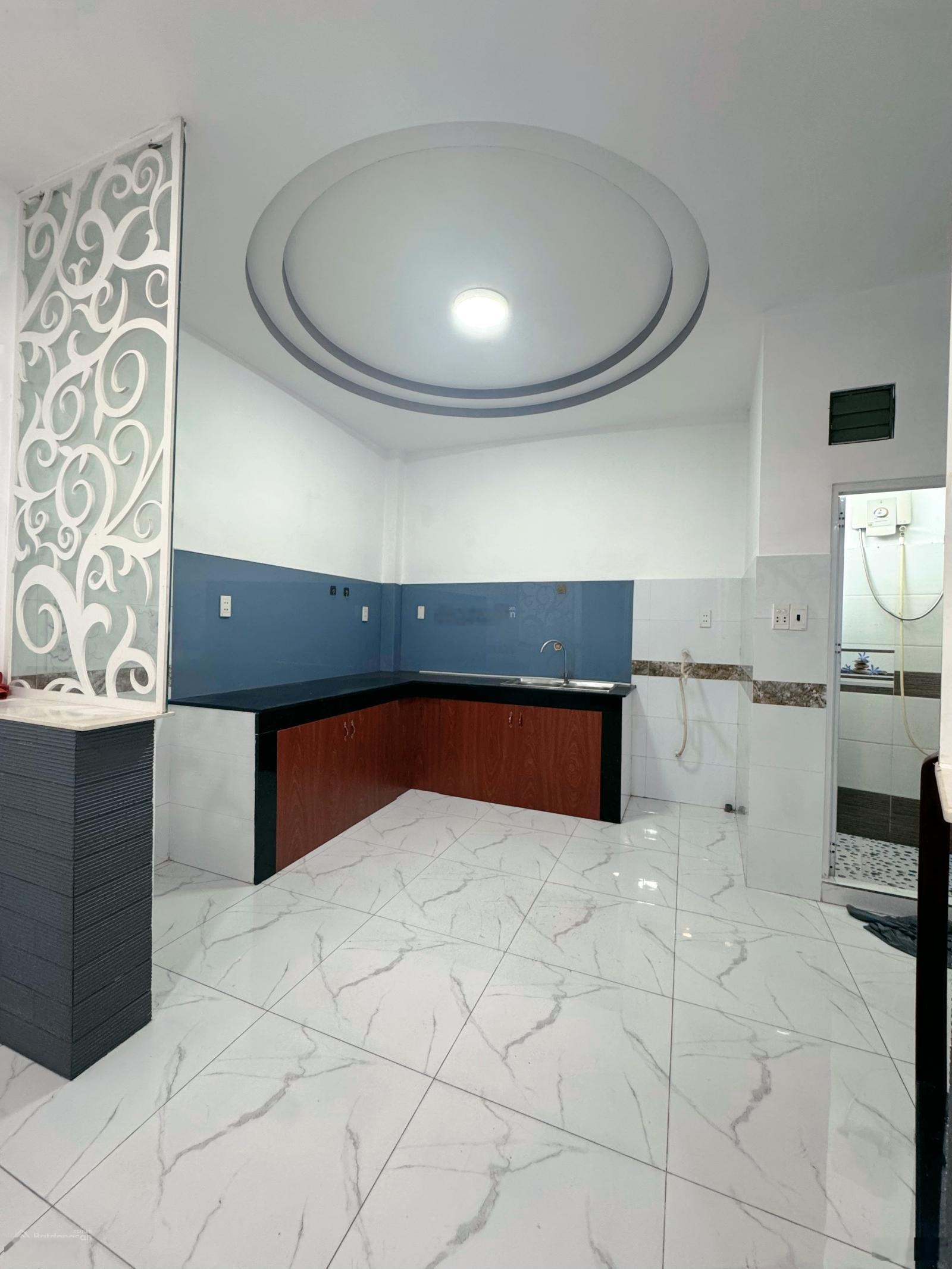 Chính chủ bán nhà 3 tầng mới sửa chữa, nở hậu, hẻm 4 m, vài bước chân ra vòng xoay hoàng việt