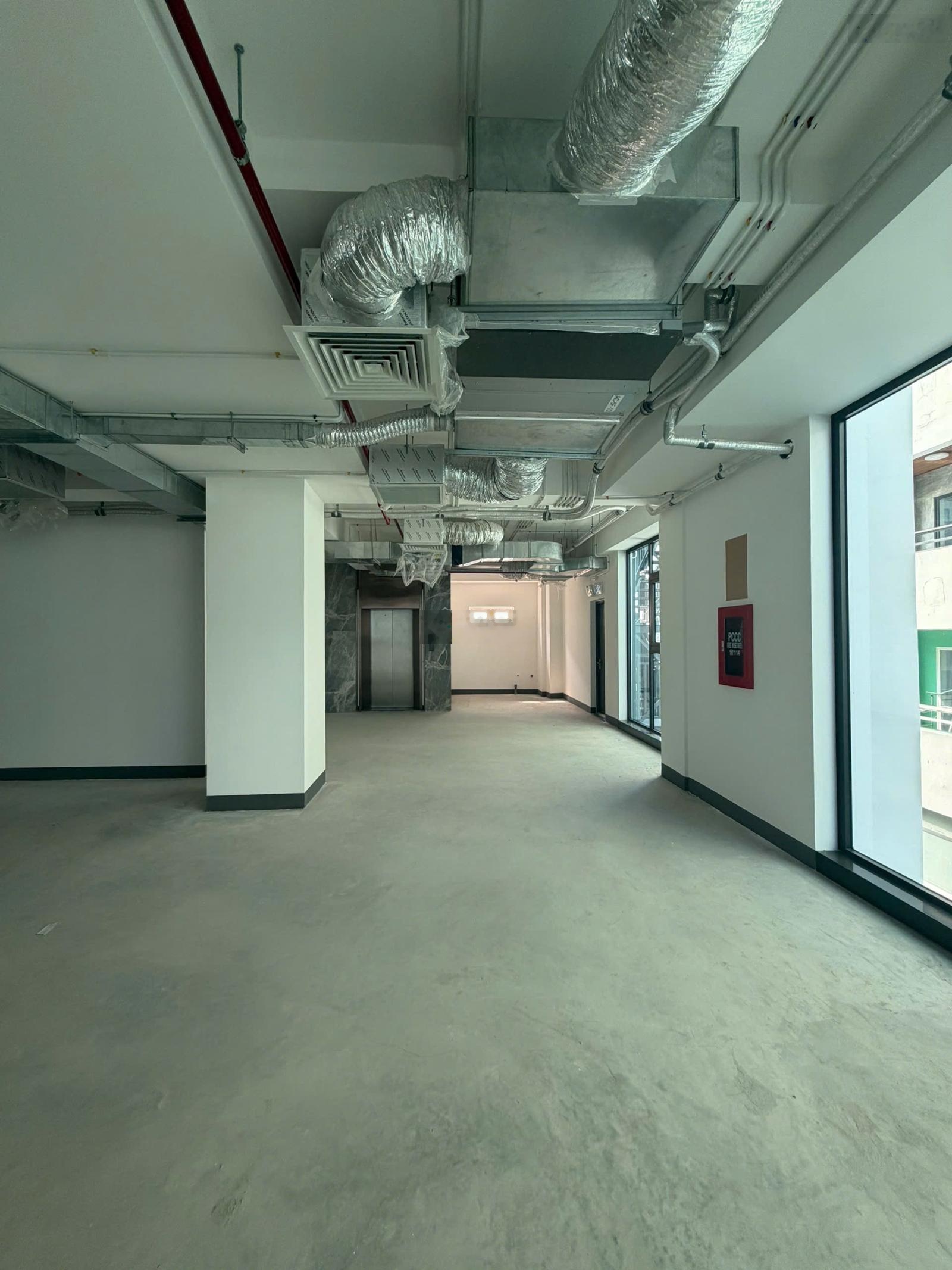 Cho thuê VP CMT8 370m2 Q3, ngay ga Metro, toà nhà mới, sàn suốt không cột, 3 thang máy, trần cao 3m